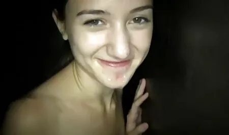 Ela incomoda a jovem se vidio pornô caseiro preparando para a sessão, e batendo a boca à noite no quarto