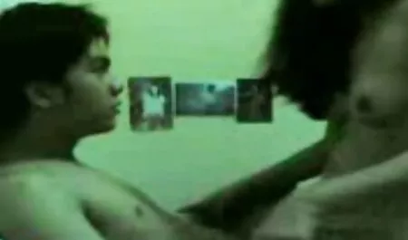 Um homem perseguindo sua esposa malvada e linda filha em um círculo os melhores filme pornô na cama