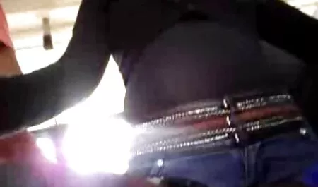 Paunchy oficial que a masturbação fode uma jovem uzbeque na sala vídeo pornô menina de 18 anos de vapor e ele a deixa foder na virilha