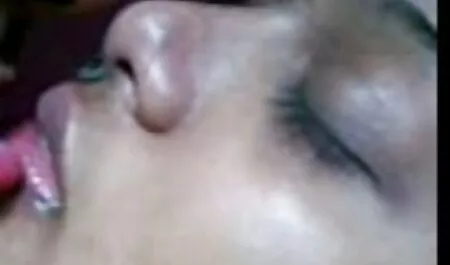 O cara mal podia estar sozinho, mas tenta arrastar a quintessência de uma ressaca para o sofá para fazer ponografia brazileira sexo