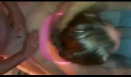 A mulher realizou um grupo de balanço assistir filme pornô no youtube na câmera empurrou um dedo na vagina