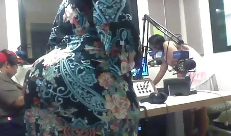 Peça video porno portugues à ginasta que se sente na corda na cabine, e naquele momento ela agarrou sua vagina com os dedos