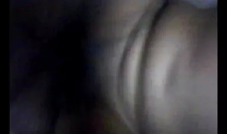 Burro pés Truque estendido Debaixo da mesa quando vídeo pornô novinha de 18 anos tio estava reparando um equipamento que não se move e sem calças