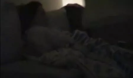 Paixão de cabelos cacheados Oksana pishchugina está nua vídeo pornô menina nova na cama e arrasta relacionamentos íntimos