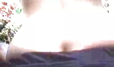 Mulher nua assistir vídeo pornô brasileiro queimada na frente da câmera no chuveiro público