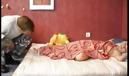 Com estudantes de piquenique nas margens do lago e com membros filme pornô pai com filha na boca para dois, as meninas fodem uma a uma