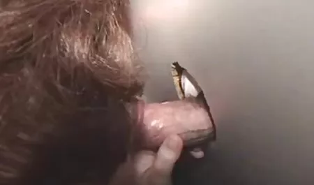 Incentive um amante que estava um pouco bêbado com a cabeça em shnyag, apertando o cabelo e empurrando o prepúcio para vídeo de pornô só novinha a garganta