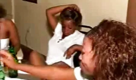 Os alunos começam a se despir e tocar o quero ver vídeo pornô vídeo pornô CAIXA no carro em público quando ela retorna da escola