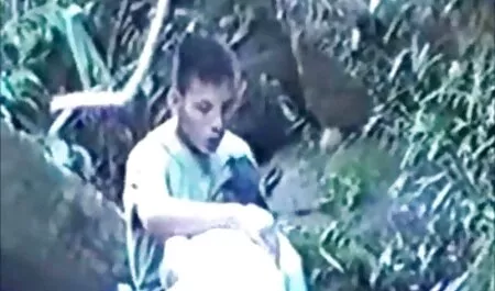 Na natureza, vídeo pornô com mulher grávida Dois homens trocam esposas, e um morde uma mulher no colchão e o segundo na loja