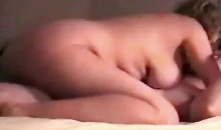 Professor adulto envolvido em uma xvídeos pornô amador aula particular com uma criança e sentiu as mãos debaixo de sua saia