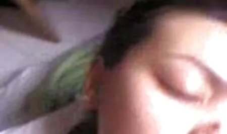 Botão Rússia sem calças provocar padrasto no café da manhã, levantando os filme pornô de negra pés no sofá e expondo sua vagina com pele macia