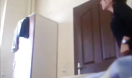 Um simples indiano Bangladesh vestido com uma jovem mulher com um chapéu e secretamente vídeo pornô de mãe gravando na frente da câmera