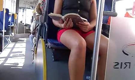 Não só os homens que podem ser sádicos, em um celeiro jovem para equipar vídeo pornô bizarro para tortura, sentado e gritando em um banheiro de aço