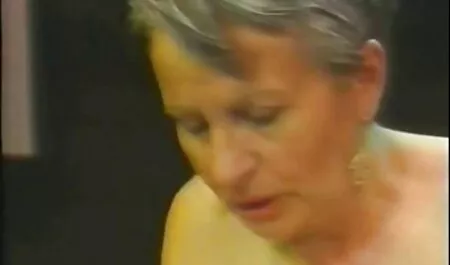 No ginásio, vazio, ela, puta, puxa um porno mineiro gratis grande vibrador e começa a masturbar sua buceta com ele, então um cara apareceu do nada e a fode apaixonadamente e duro no chão
