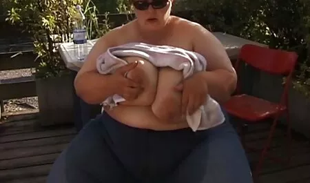 Os homens tomam uma mulher vídeo porno legendado que foi atingido em uma faixa de pedestres e arrastado para a casa em propykhon
