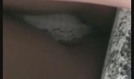 A jovem vídeo porno hentai lubrifica o ânus, puxando um preservativo em um comprimento de pepino e colocando-o em um