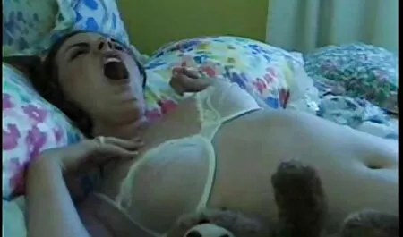 Bharat um tímido mas ainda olhos preto filme pornô de animais homem posando no chuveiro na frente de seu marido na câmera e banho lentamente