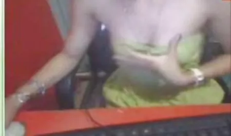 O marido joga na frente do computador vídeo pornô de mãe com calcinha, e a esposa sentada no chão entre as pernas e chupando seu pau voa.