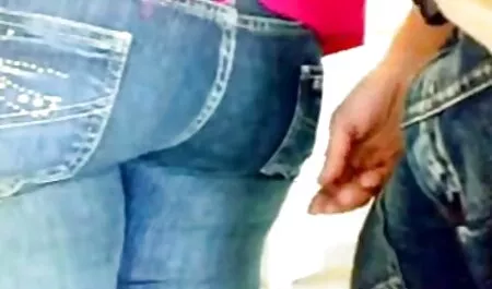Uma garota muito jovem chupa um pau para vídeo pornô vídeo pornô vídeo pornô um homem adulto depois de vê-lo em suas calças