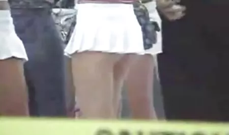 Ele engana as pessoas ingênuas contra o câncer em um quarto filme pornô pai e filha e pilhas de ovos no ovo na vagina que é apertado pressionando seus lábios