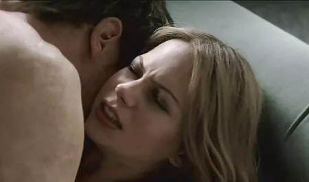 Ela colocou o dedo na vagina raspada e começou a brincar com o clitóris, o que faz com que o som de champing filme de pornô de desenho