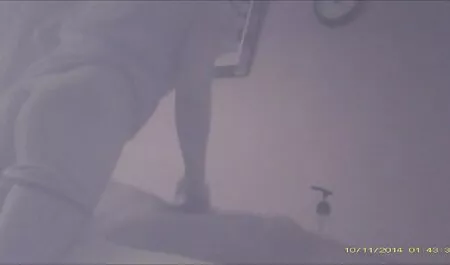 Ajmenur com belos peitos vídeo pornô só acaricia a vagina com um dedo empurra a calcinha de renda para o lado
