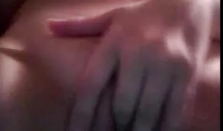 Depois de levantar o video porno samba vestido e rastejar entre o pênis, a frente da abertura suave da vagina