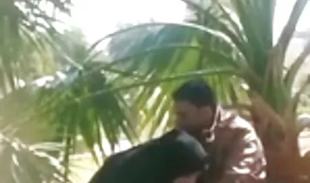 Loira peituda de bom grado faz um boquete no compartimento e espalha suas filme de pornô vídeo pernas, permite brincar com sua vagina
