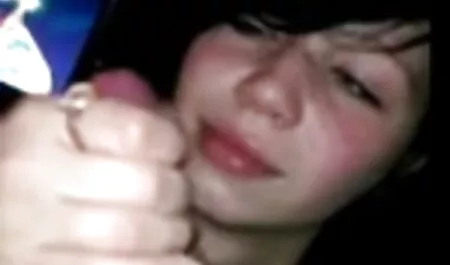 O menino esfolou as ruas rasgando o casal deu vídeo pornô das coroas a menina em sua cabana