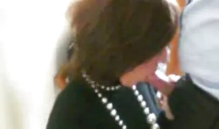 O amigo da mãe veio trazer um bolo e sem calcinha para parabenizar shket, vídeo pornô com atriz brasileira o menino está surpreso surpreso com o que viu.