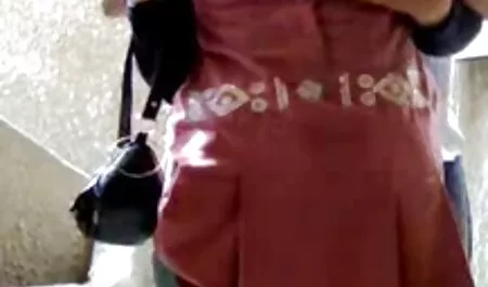 Queridos soluços chorando com lágrimas amargas enquanto se senta perto da bunda no campo pornos com novinhas torcido e forçado a lamber sua bunda