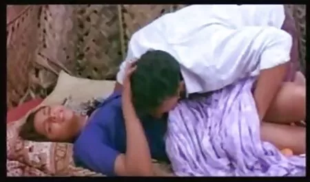 Neto massageando as costas da avó e especificamente inserindo um dedo na vagina, então vídeo de sexo pornografia a velha acabou