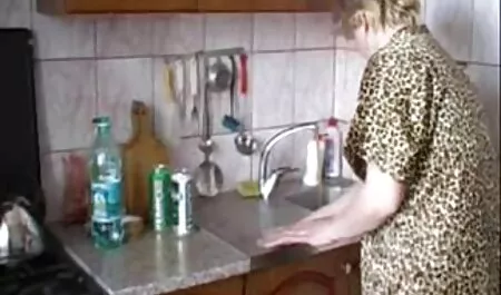 Ele colocou a borda de um banho na cabeça e forçou - a a videos de sexo com brasileiras fazer um Boquete, Batendo na bunda com a escova nas costas