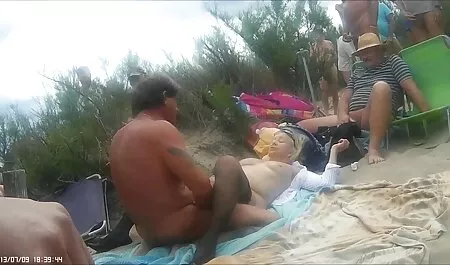 Ninfomaníaca desesperada para saltar no primeiro encontro no restaurante e rasteja em video pornor brasileiro torno de frango