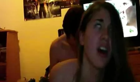 Ambos os caras deixam a garota fantástica video porno novo que está bêbada em um círculo, um tiro e a outra decolagem