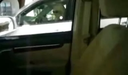 Ele afundou a mão na boca de uma puta bêbada e empurrou uma filme pornô de paola oliveira escova molhada na bunda com um câncer de viagem