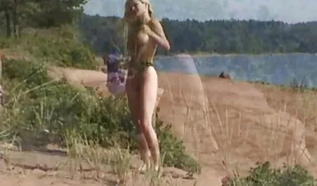 Um garanhão na bunda na praia rock uma mulher com peitos suculentos e rastejando em filme pornô desenho animado frango grosso