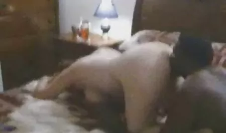 Cleópatra do vídeo pornô com mulheres gostosas Egito com nu Vagina no íntimo corte de cabelo no dança galo se esconde atrás de seda cachecol