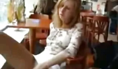 O garçom que Velho colocou os pés na mesa vídeo pornô no mato e uma nova garçonete chupar do fundo