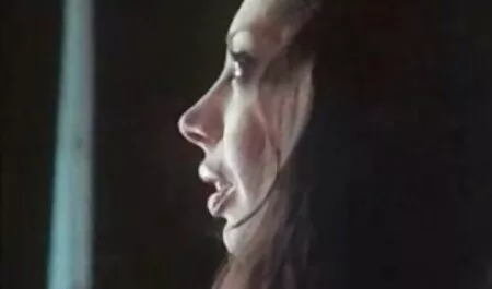 Menina visitando seu namorado e embora ela tivesse uma festa, ela o arrastou para o quarto com palavras, Eu quero seu pau na minha bunda, e ele, como um menino bonito, pulou sobre ele para fodê-la na vídeo de pornô mulher Bunda