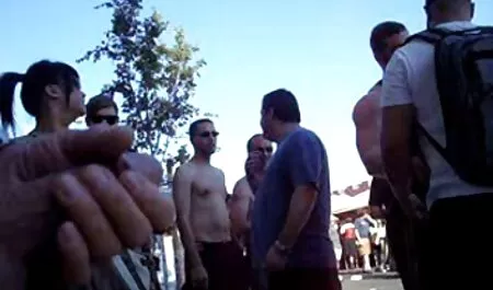 Durante a viagem à Oficina vídeo pornô de mulher virgem de negócios, a galinha se diverte com um grande galo Preto gigante enviando fotos e vídeos para o marido por telefone