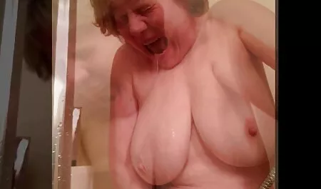Cadela tem que mantê-la em equilíbrio vídeo de pornô com durante todo o verão e agora ela quer obter recompensas por isso e lamber o ânus de um homem, então ela tem foda dura no ânus