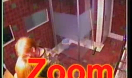A mulher acessou anal na frente da câmera e ele mesmo ajusta o comprimento do pênis até vide de pono o ponto