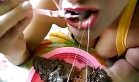 Paquistanês mulher com belas roupas pretas e calças em um homem vídeo de pornô mulher satisfatório