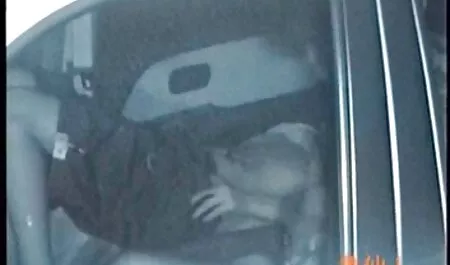 Um homem quase encontra sua esposa e vizinho, uma mulher, fazendo sexo na vídeo pornô caseiro novinha cozinha