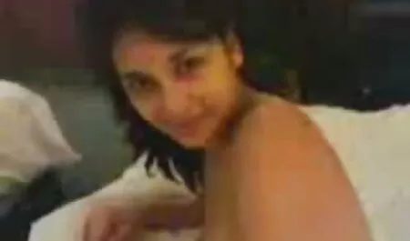 Essa garota faz um video porno em casa forte orgasmo ultrapassando o pelo vibrador côncavo no lixo