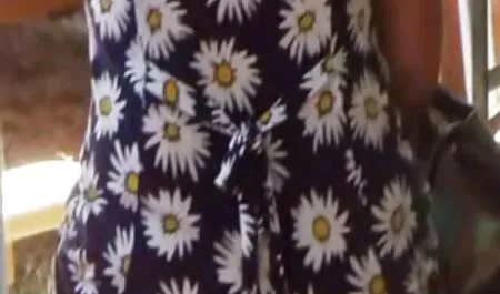Meninas com seios naturais, soltam espinhas voam e se preparam para um pornores boquete duplo, enquanto o segundo, com uma espera humilde pela linha