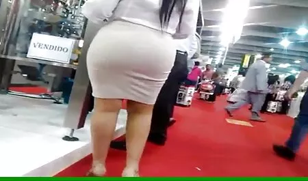 Duas bonecas matryoshka magras dadas a um homem mais velho, enquanto vídeo pornô pai comendo filha um olhava, um segundo rastejando no rosto de um amigo