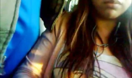 Uma jovem secretária massageando seu ombro e dando para foder o chefe, e Debaixo da mesa há uma câmera ver vídeos de pornografia escondida