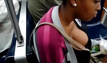 No escritório, a loira pegou o frango do Níger com as duas mãos e abriu a ventosa, dando-me um boquete video porno angolana